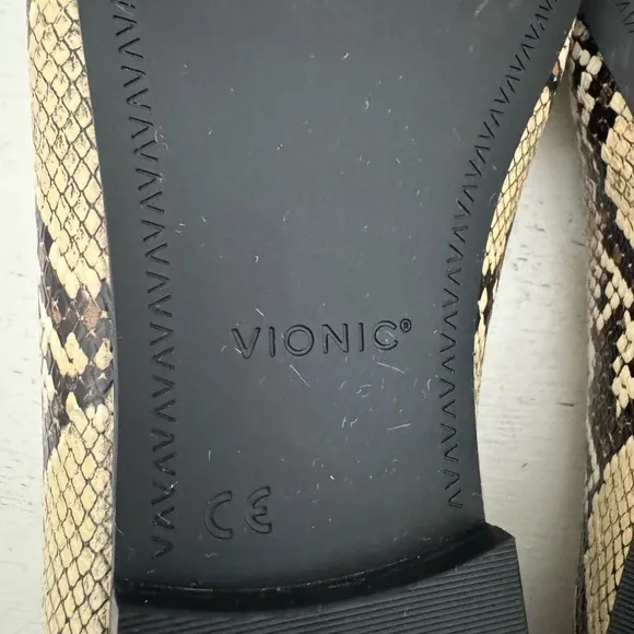 Vionic Willa Snakeskin Print Slip On Loafers Comfort Shoes Size 11 Wide