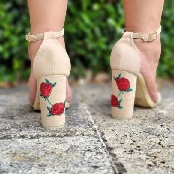 Women's Beige Ankle Strap Chunky Heel Sandals‎