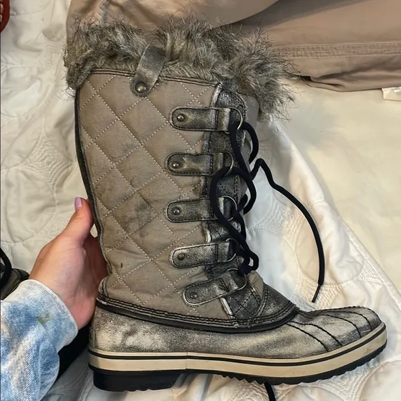Women's Quilted Winter Boots with Faux Fur Trim