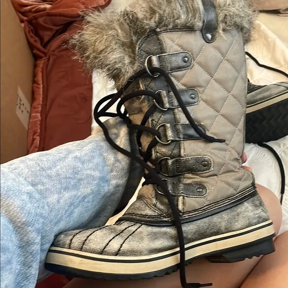 Women's Quilted Winter Boots with Faux Fur Trim