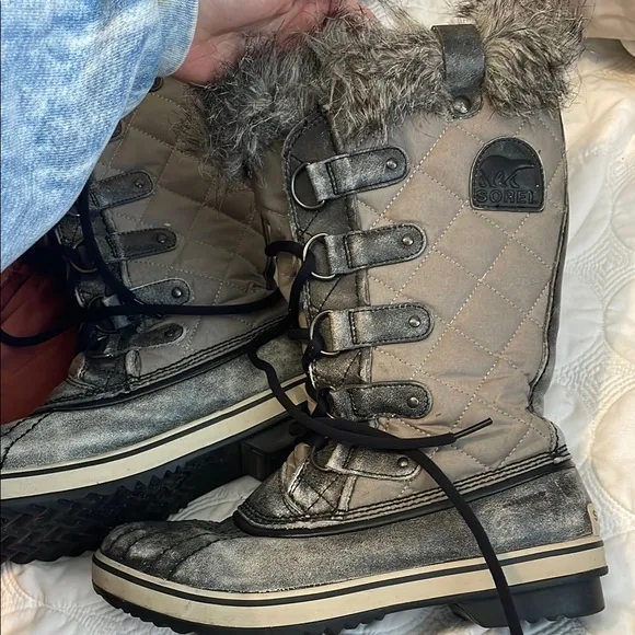Women's Quilted Winter Boots with Faux Fur Trim
